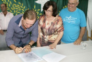 Assinatura de convênio garante o repasse de verba. Foto: Gilberto Motta - Ascom Tupaciguara