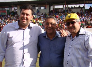 Da esquerda para direita: Raul Belém - prefeito de Araguari. Gilmar Machado - pres. da Amvap e prefeito de Uberlândia. Anuar Arantes - prefeito de Prata.